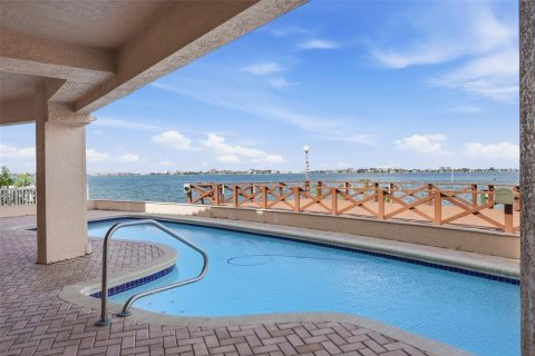 House in Gulfport, Florida 3 bedrooms, 386.01 sq.m. № 2236048 - photo 6