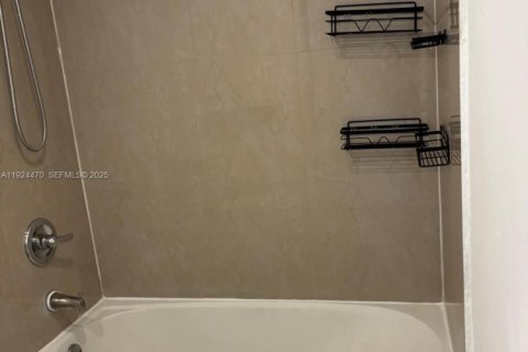 Copropriété à louer à Hialeah, Floride: 2 chambres, 96.71 m2 № 1985883 - photo 6