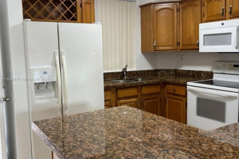 Copropriété à louer à Hialeah, Floride: 2 chambres, 96.71 m2 № 1985883 - photo 2