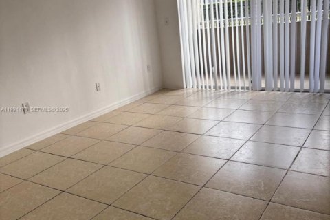Copropriété à louer à Hialeah, Floride: 2 chambres, 96.71 m2 № 1985883 - photo 3