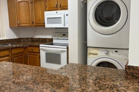 Copropriété à louer à Hialeah, Floride: 2 chambres, 96.71 m2 № 1985883 - photo 1