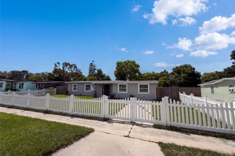 House in Deltona, Florida 3 bedrooms, 111.11 sq.m. № 2210403