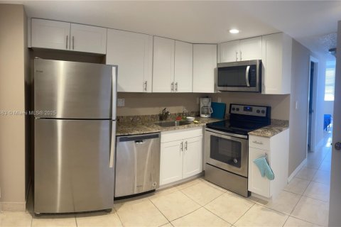 Condominio en alquiler en Sunny Isles Beach, Florida, 2 dormitorios, 100.98 m2 № 1963970 - foto 3