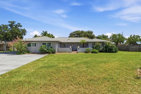 House in Auburndale, Florida 4 bedrooms, 219.25 sq.m. № 2319024