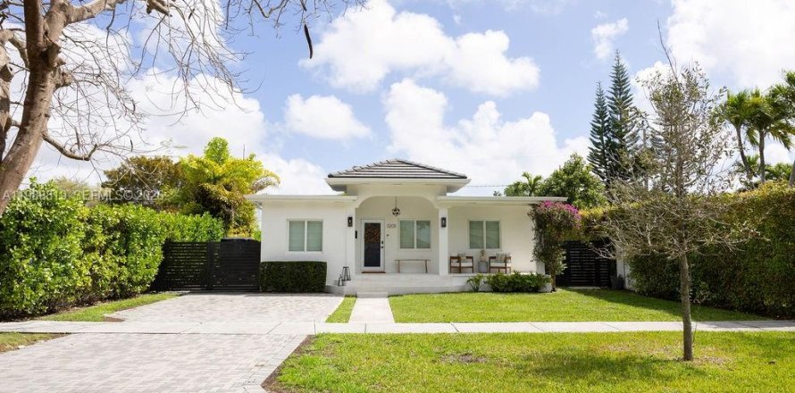 Дом в Майами, Флорида 3 спальни, 137.87м2 № 2051069