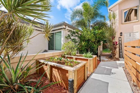 House in Coconut Creek, Florida 4 bedrooms, 206.52 sq.m. № 1987638 - photo 11