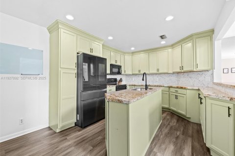 House in Coconut Creek, Florida 4 bedrooms, 206.52 sq.m. № 1987638 - photo 19