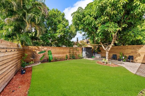 House in Coconut Creek, Florida 4 bedrooms, 206.52 sq.m. № 1987638 - photo 8