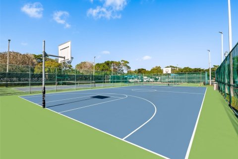 House in Coconut Creek, Florida 4 bedrooms, 206.52 sq.m. № 1987638 - photo 30