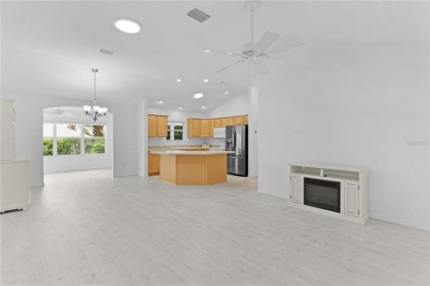 House in The Villages, Florida 3 bedrooms, 141.86 sq.m. № 1827923 - photo 10
