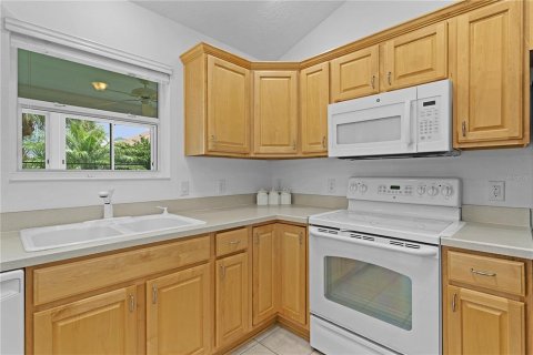 House in The Villages, Florida 3 bedrooms, 141.86 sq.m. № 1827923 - photo 18