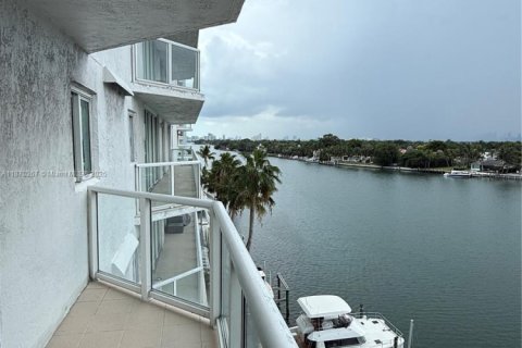 Condo in Miami Beach, Florida, 2 bedrooms № 1895778 - photo 4