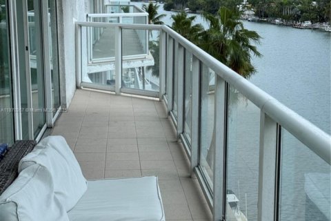 Condo in Miami Beach, Florida, 2 bedrooms № 1895778 - photo 3