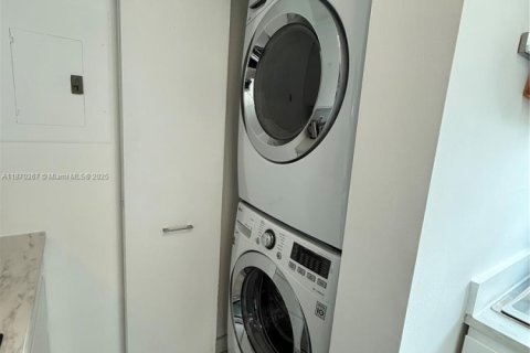 Condo in Miami Beach, Florida, 2 bedrooms № 1895778 - photo 13