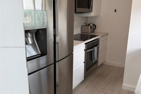 Condo in Miami Beach, Florida, 2 bedrooms № 1895778 - photo 11