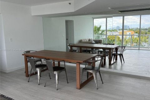 Condo in Miami Beach, Florida, 2 bedrooms № 1895778 - photo 9