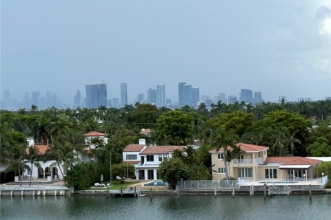 Condo in Miami Beach, Florida, 2 bedrooms № 1895778 - photo 2