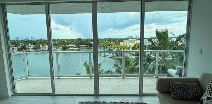 Condo in Miami Beach, Florida, 2 bedrooms № 1895778