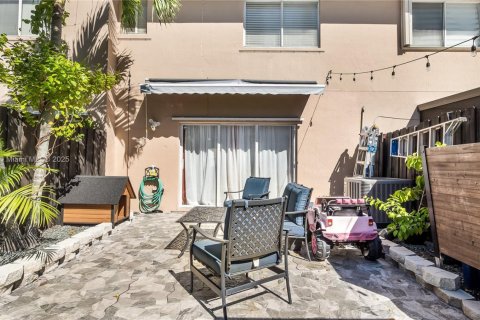 Adosado en venta en Miami, Florida, 3 dormitorios, 117.99 m2 № 1954530 - foto 16