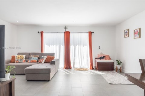 Adosado en venta en Miami, Florida, 3 dormitorios, 117.99 m2 № 1954530 - foto 9