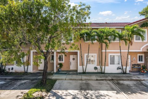 Adosado en venta en Miami, Florida, 3 dormitorios, 117.99 m2 № 1954530 - foto 1