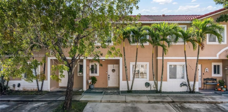 Adosado en Miami, Florida 3 dormitorios, 117.99 m2 № 1954530