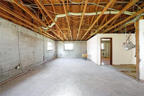 House in Miami, Florida 4 bedrooms, 204.2 sq.m. № 2243985 - photo 11