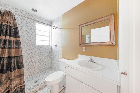 House in Miami, Florida 4 bedrooms, 204.2 sq.m. № 2243985 - photo 29