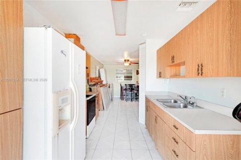 House in Miami, Florida 4 bedrooms, 204.2 sq.m. № 2243985 - photo 23