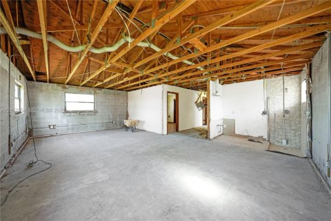 House in Miami, Florida 4 bedrooms, 204.2 sq.m. № 2243985 - photo 12