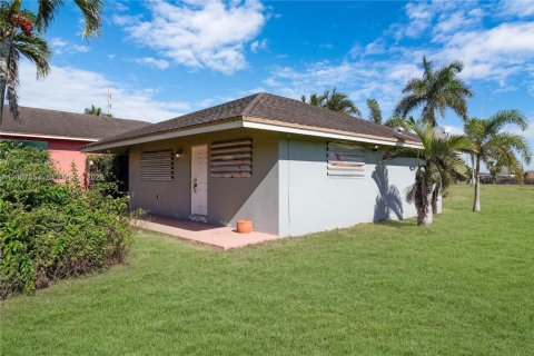 House in Miami, Florida 4 bedrooms, 204.2 sq.m. № 2243985 - photo 20