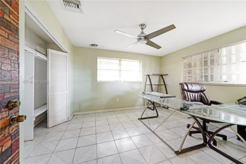 House in Miami, Florida 4 bedrooms, 204.2 sq.m. № 2243985 - photo 27