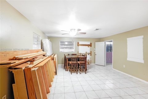 House in Miami, Florida 4 bedrooms, 204.2 sq.m. № 2243985 - photo 25