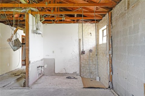 House in Miami, Florida 4 bedrooms, 204.2 sq.m. № 2243985 - photo 13