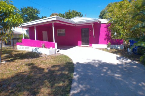 Casa en venta en North Miami Beach, Florida, 3 dormitorios, 133.78 m2 № 1983690 - foto 2