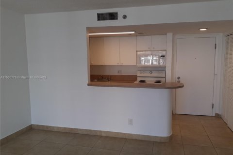 Condo in Miami, Florida, 1 bedroom  № 1867725 - photo 3