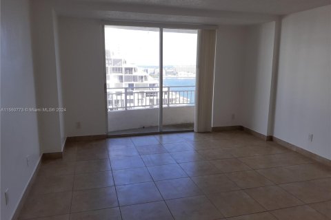 Condo in Miami, Florida, 1 bedroom  № 1867725 - photo 2