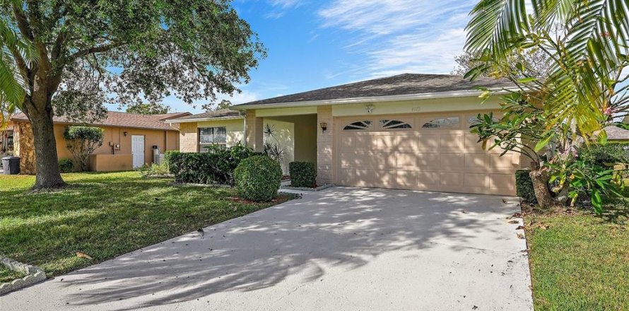 House in Clearwater, Florida 2 bedrooms, 118.36 sq.m. № 1446525