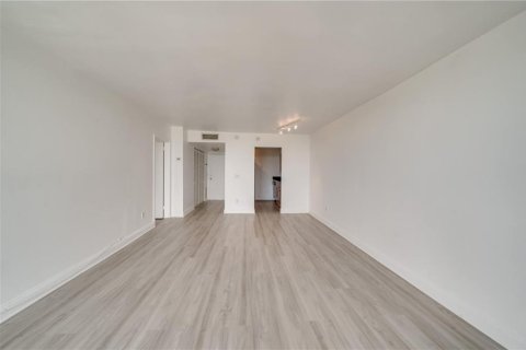 Condominio en venta en North Miami, Florida, 1 dormitorio, 67.17 m2 № 2245835 - foto 6