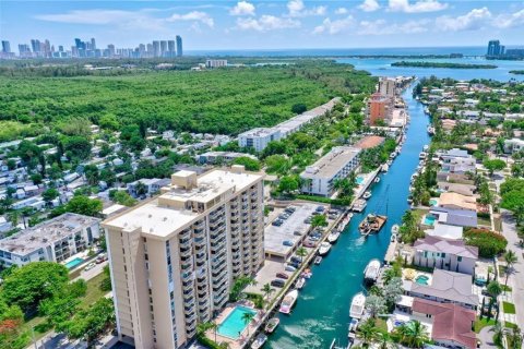 Condominio en North Miami, Florida, 1 dormitorio  № 2245835