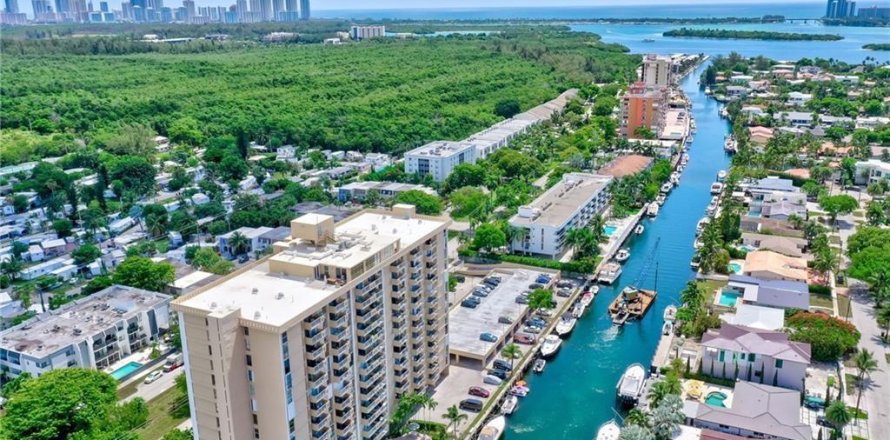 Condominio en North Miami, Florida, 1 dormitorio № 2245835