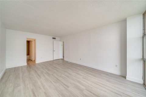 Condominio en venta en North Miami, Florida, 1 dormitorio, 67.17 m2 № 2245835 - foto 12