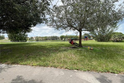 Touwnhouse à vendre à Hialeah, Floride: 4 chambres, 147.71 m2 № 1968577 - photo 15