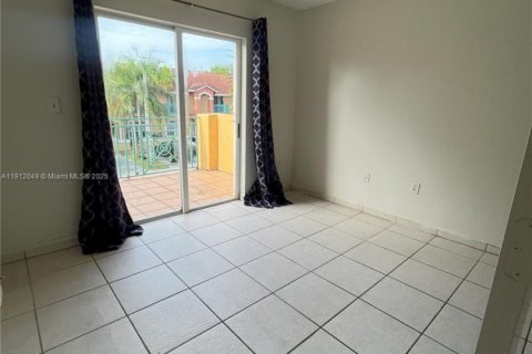 Touwnhouse à vendre à Hialeah, Floride: 4 chambres, 147.71 m2 № 1968577 - photo 9
