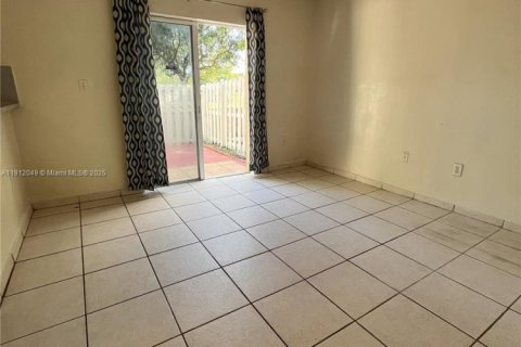 Touwnhouse à vendre à Hialeah, Floride: 4 chambres, 147.71 m2 № 1968577 - photo 6