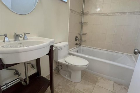 Touwnhouse à vendre à Hialeah, Floride: 4 chambres, 147.71 m2 № 1968577 - photo 7