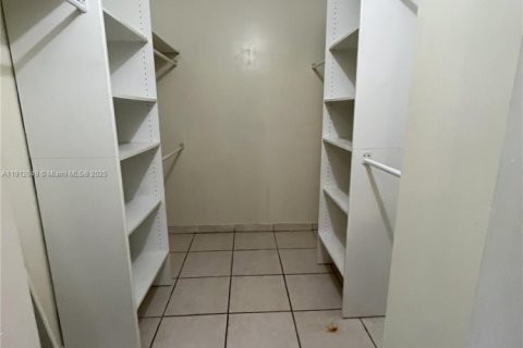 Touwnhouse à vendre à Hialeah, Floride: 4 chambres, 147.71 m2 № 1968577 - photo 13