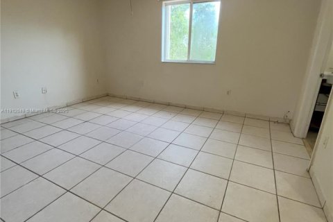 Touwnhouse à vendre à Hialeah, Floride: 4 chambres, 147.71 m2 № 1968577 - photo 12