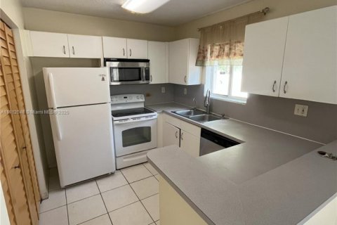 Touwnhouse à vendre à Hialeah, Floride: 4 chambres, 147.71 m2 № 1968577 - photo 5