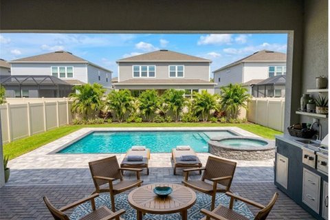 House in Orlando, Florida 5 bedrooms, 338.26 sq.m. № 2200363 - photo 2